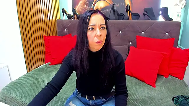 Snapshot of LauraSin chatting on February 18, 2026, 7:21 pm LauraSin online show from February 18, 2026, 7:21 pm