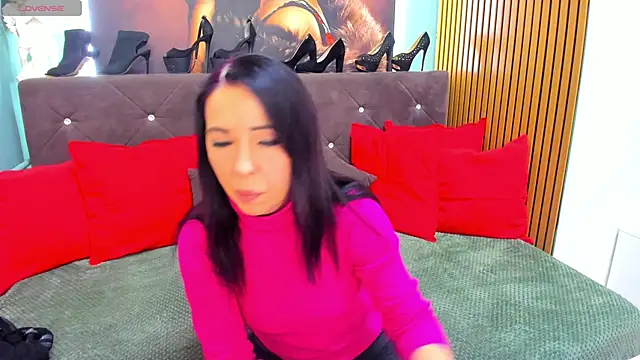 Snapshot of LauraSin chatting on February 17, 2026, 7:00 pm LauraSin online show from February 17, 2026, 7:00 pm