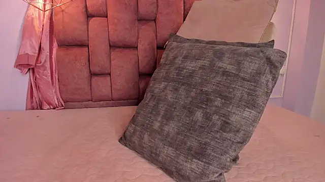 kristakinnky online show from March 28, 2026, 11:44 am