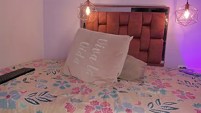 kristakinnky online show from November 11, 2025, 1:39 pm