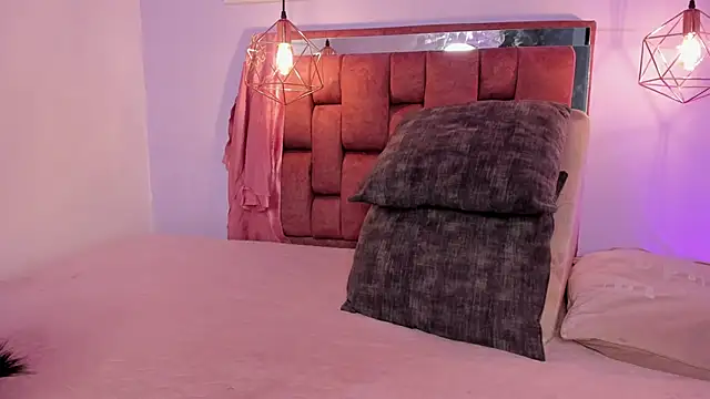 kristakinnky online show from April 15, 2026, 11:59 am