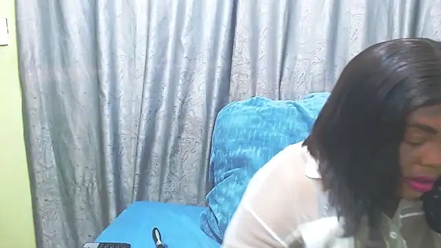 NaughtyNicoleXX2 online show from January 19, 2026, 3:32 am