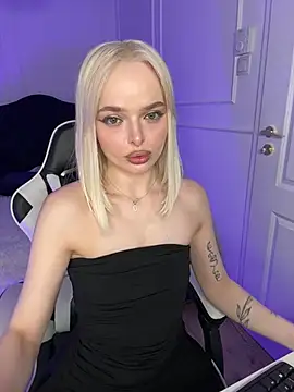 Snapshot of horny_blondiee chatting on March 19, 2025, 6:34 pm horny blondiee online show from March 19, 2025, 6:34 pm