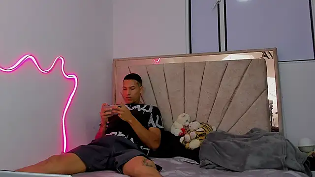 Hana and Zeta online show from March 3, 2026, 3:35 am