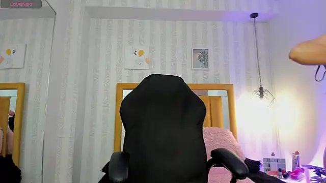 Snapshot of pettit_courtny chatting on September 30, 2025, 8:04 pm pettit courtny online show from September 30, 2025, 8:04 pm