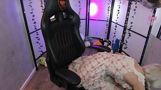 Snapshot of TaylorLunar chatting on October 12, 2025, 1:12 pm TaylorLunar online show from October 12, 2025, 1:12 pm