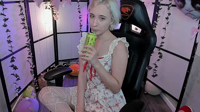 Snapshot of TaylorLunar chatting on October 9, 2025, 1:11 pm TaylorLunar online show from October 9, 2025, 1:11 pm