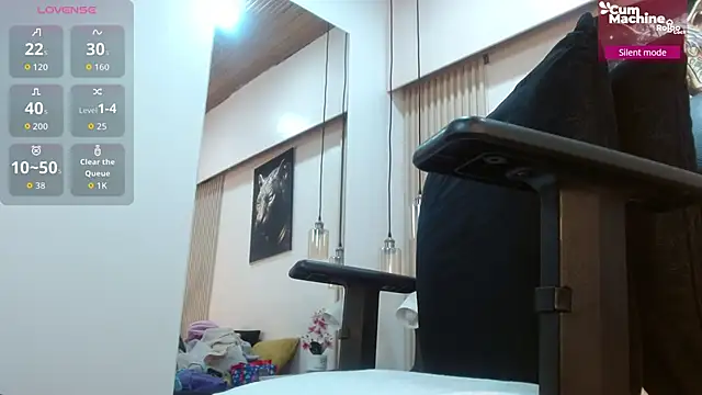 Snapshot of virtual_charm chatting on October 7, 2025, 1:23 pm virtual charm online show from October 7, 2025, 1:23 pm