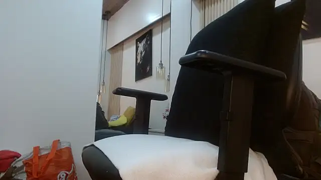 Snapshot of virtual_charm chatting on October 1, 2025, 12:31 pm virtual charm online show from October 1, 2025, 12:31 pm