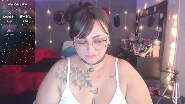 Snapshot of Ivonnee__ chatting on March 12, 2025, 6:29 am Ivonnee   online show from March 12, 2025, 6:29 am