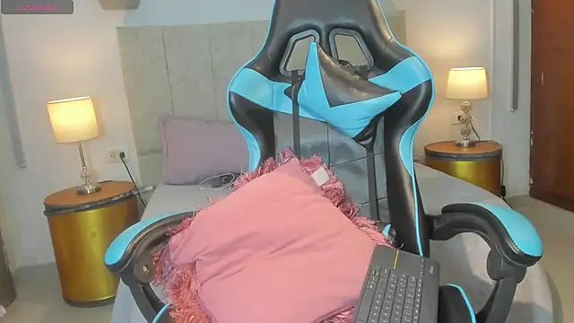  maria foxx  online show from December 15, 2025, 5:52 pm