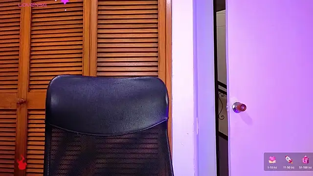 Snapshot of Dylanstonne chatting on November 25, 2025, 8:42 pm Dylanstonne online show from November 25, 2025, 8:42 pm