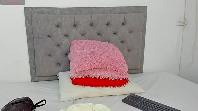 nahomy rosse 11 online show from December 18, 2024, 1:59 am