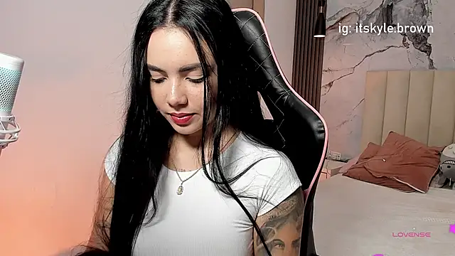 Pink Jazmin online show from January 7, 2026, 2:05 am