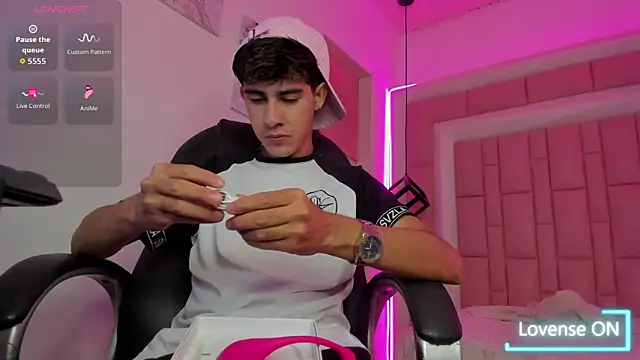 Snapshot of Dyla_n18 chatting on November 14, 2025, 2:54 pm Dyla n18 online show from November 14, 2025, 2:54 pm