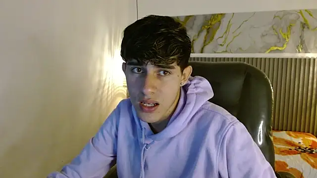 Snapshot of Dyla_n18 chatting on December 14, 2025, 6:35 pm Dyla n18 online show from December 14, 2025, 6:35 pm