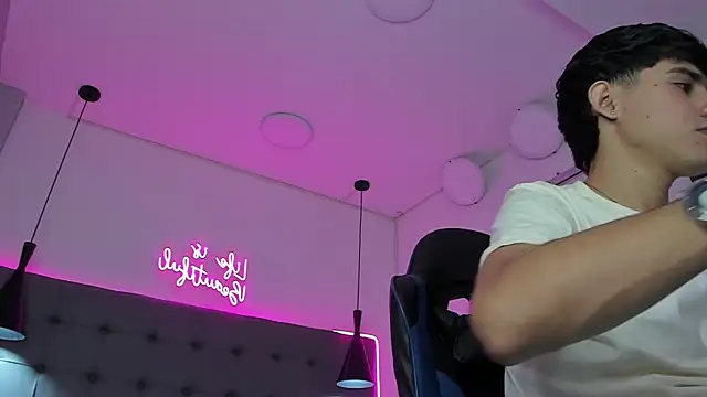 Dyla n18 online show from April 4, 2026, 2:23 pm