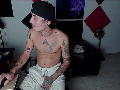 Snapshot of patrik_tattoo_ chatting on October 14, 2025, 10:42 pm patrik tattoo online show from October 14, 2025, 10:42 pm