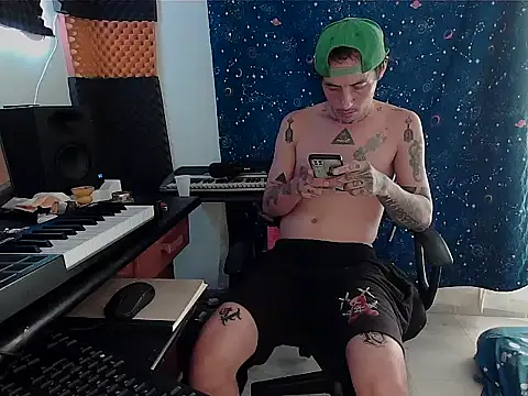 Snapshot of patrik_tattoo_ chatting on March 2, 2025, 6:13 pm patrik tattoo online show from March 2, 2025, 6:13 pm