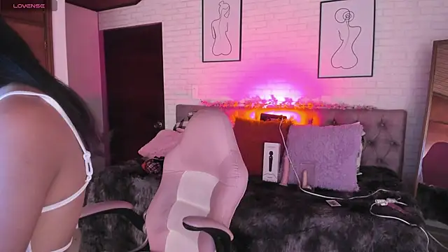 Kitty Pam online show from April 21, 2026, 8:26 pm