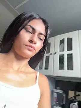 emilie xx  online show from May 3, 2026, 12:53 pm