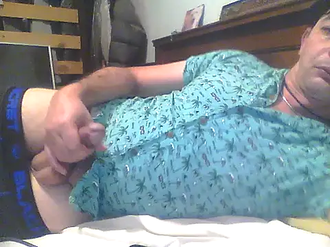 Snapshot of frank32love chatting on January 17, 2025, 5:32 am frank32love online show from January 17, 2025, 5:32 am