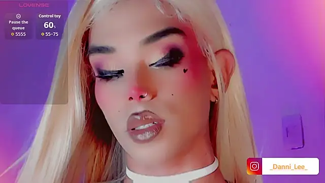 Snapshot of DanniLee_ chatting on November 15, 2025, 8:02 pm DanniLee online show from November 15, 2025, 8:02 pm