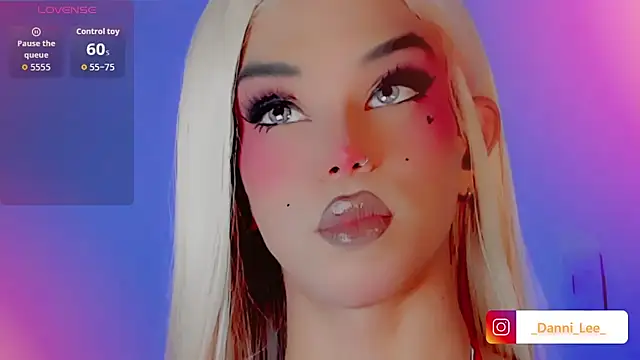 Snapshot of DanniLee_ chatting on November 16, 2025, 5:50 pm DanniLee online show from November 16, 2025, 5:50 pm