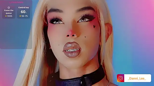 Snapshot of DanniLee_ chatting on November 4, 2025, 11:30 pm DanniLee online show from November 4, 2025, 11:30 pm