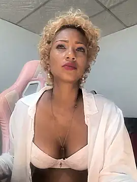 Snapshot of Amaliu_ chatting on November 27, 2025, 7:03 pm Amaliu online show from November 27, 2025, 7:03 pm