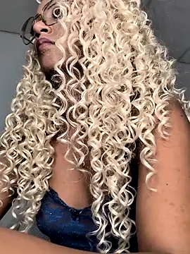 Snapshot of Amaliu_ chatting on March 20, 2025, 9:35 pm Amaliu online show from March 20, 2025, 9:35 pm