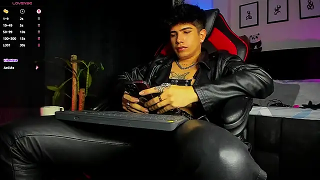 Snapshot of LyleBennett_ chatting on July 28, 2026, 7:39 pm LyleBennett online show from July 28, 2026, 7:39 pm