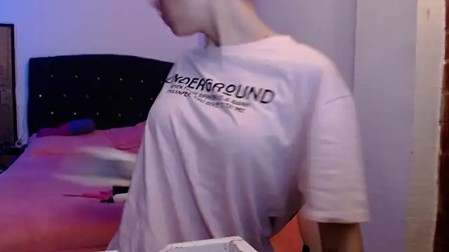 holy juli online show from April 20, 2026, 4:04 am