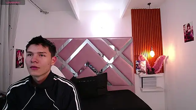 Zafiro Chizuy online show from December 12, 2024, 3:21 am