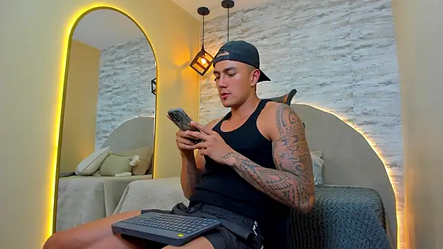 Snapshot of Aron_Bolt chatting on November 14, 2025, 1:20 am Aron Bolt online show from November 14, 2025, 1:20 am