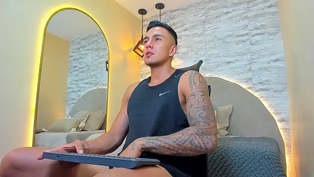 Snapshot of Aron_Bolt chatting on November 9, 2025, 10:14 pm Aron Bolt online show from November 9, 2025, 10:14 pm