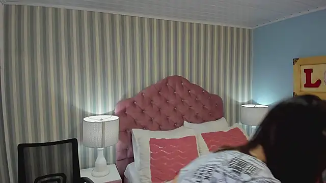 HazelMoret online show from February 26, 2025, 11:43 am