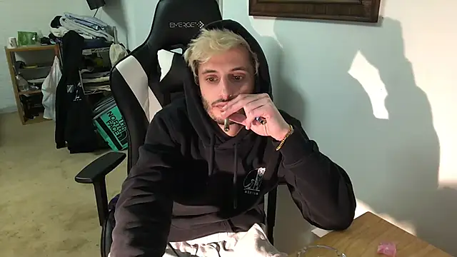 Snapshot of Dylansd chatting on March 4, 2025, 6:47 am Dylansd online show from March 4, 2025, 6:47 am