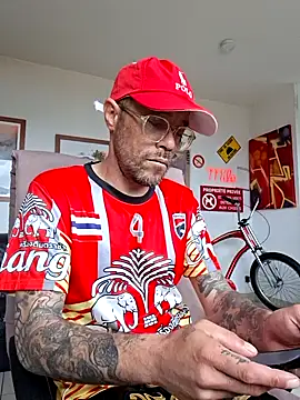 Snapshot of mileflav0r chatting on May 15, 2026, 8:34 am mileflav0r online show from May 15, 2026, 8:34 am