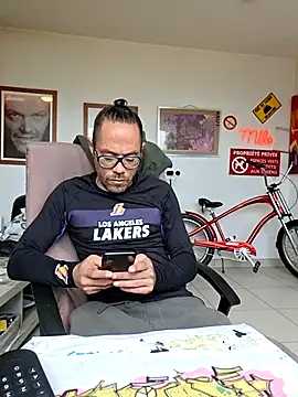 Snapshot of mileflav0r chatting on May 18, 2026, 8:41 am mileflav0r online show from May 18, 2026, 8:41 am
