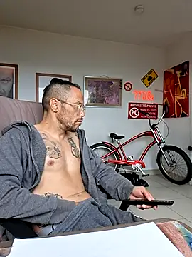 Snapshot of mileflav0r chatting on May 16, 2026, 7:29 am mileflav0r online show from May 16, 2026, 7:29 am