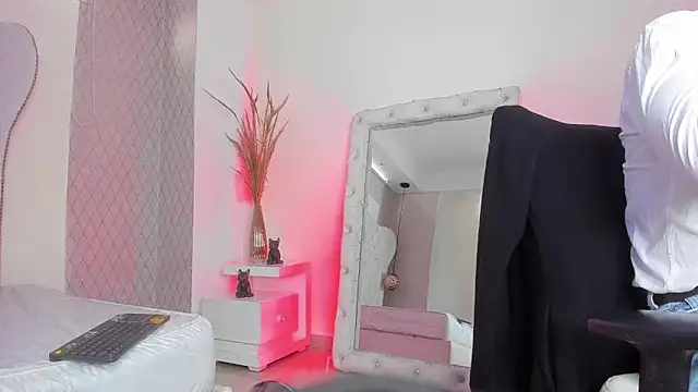 Lucii fer  online show from April 18, 2026, 12:29 pm