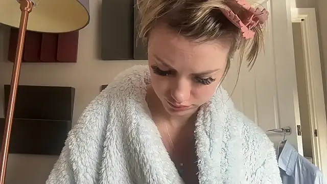 Snapshot of LustfulLuna_ chatting on October 28, 2025, 10:25 am LustfulLuna online show from October 28, 2025, 10:25 am