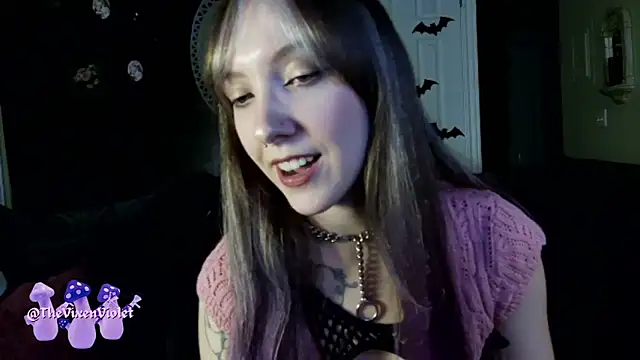 Snapshot of thevixenviolet chatting on November 13, 2025, 1:31 am thevixenviolet online show from November 13, 2025, 1:31 am