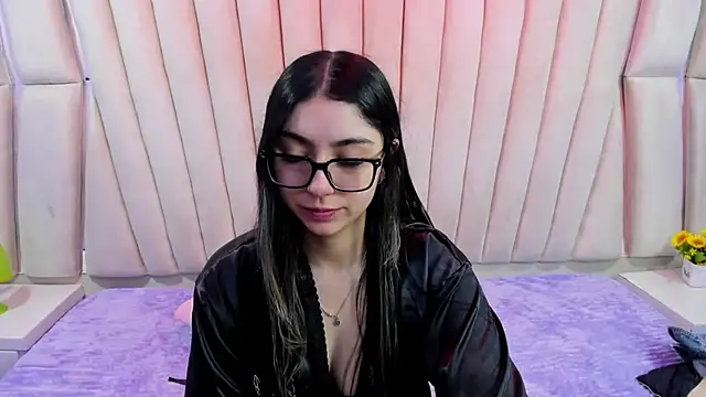 Lucy Anall  online show from February 8, 2026, 10:40 pm