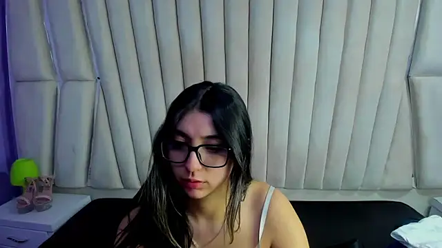 Lucy Anall  online show from March 3, 2026, 11:34 pm