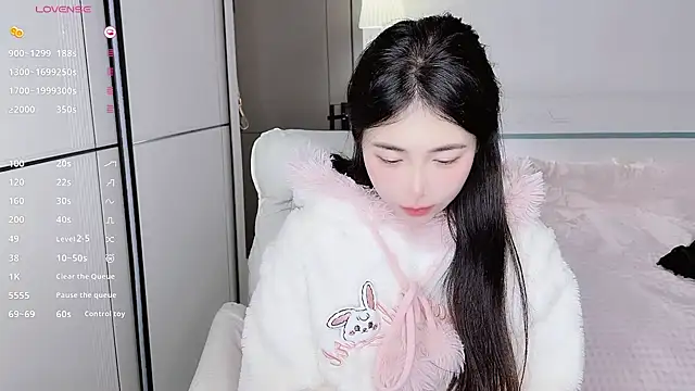 Snapshot of White-Star chatting on February 13, 2025, 11:47 pm White-Star online show from February 13, 2025, 11:47 pm