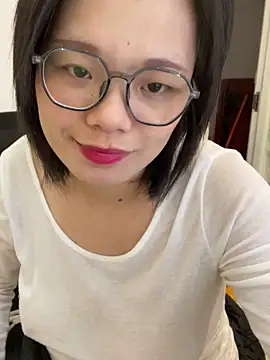 Snapshot of Bella0815 chatting on March 17, 2025, 9:44 am Bella0815 online show from March 17, 2025, 9:44 am