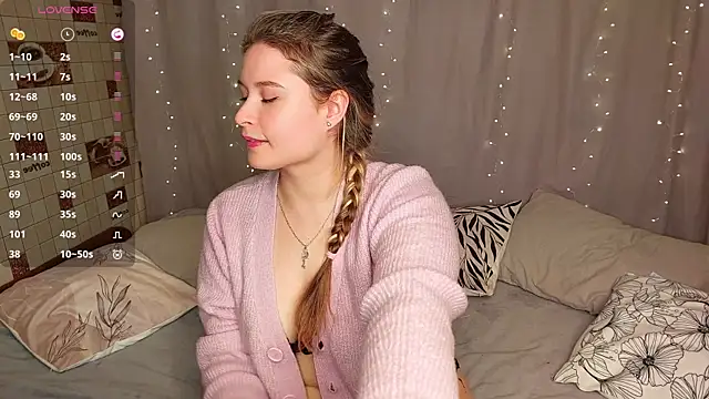 Snapshot of sophie__lee chatting on October 13, 2025, 3:46 pm sophie  lee online show from October 13, 2025, 3:46 pm