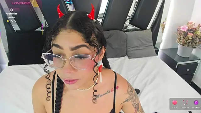 antonelllepiercee online show from November 20, 2025, 11:33 am